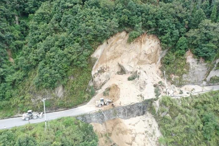 直擊四川地震省道清障