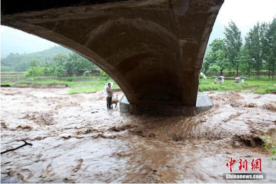 暴雨致河南安陽(yáng)3水庫(kù)同時(shí)泄洪 滯洪區(qū)數(shù)萬(wàn)群眾轉(zhuǎn)移