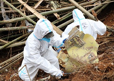 武警官兵分批次、分區(qū)域搜索