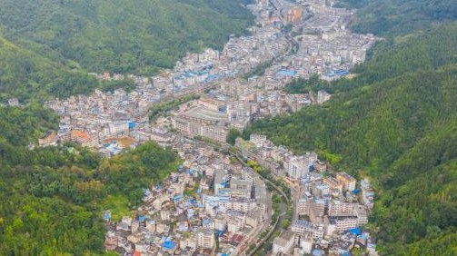 廣西脫貧少數(shù)民族民眾裝修房子買小車 盼坐高鐵去旅游